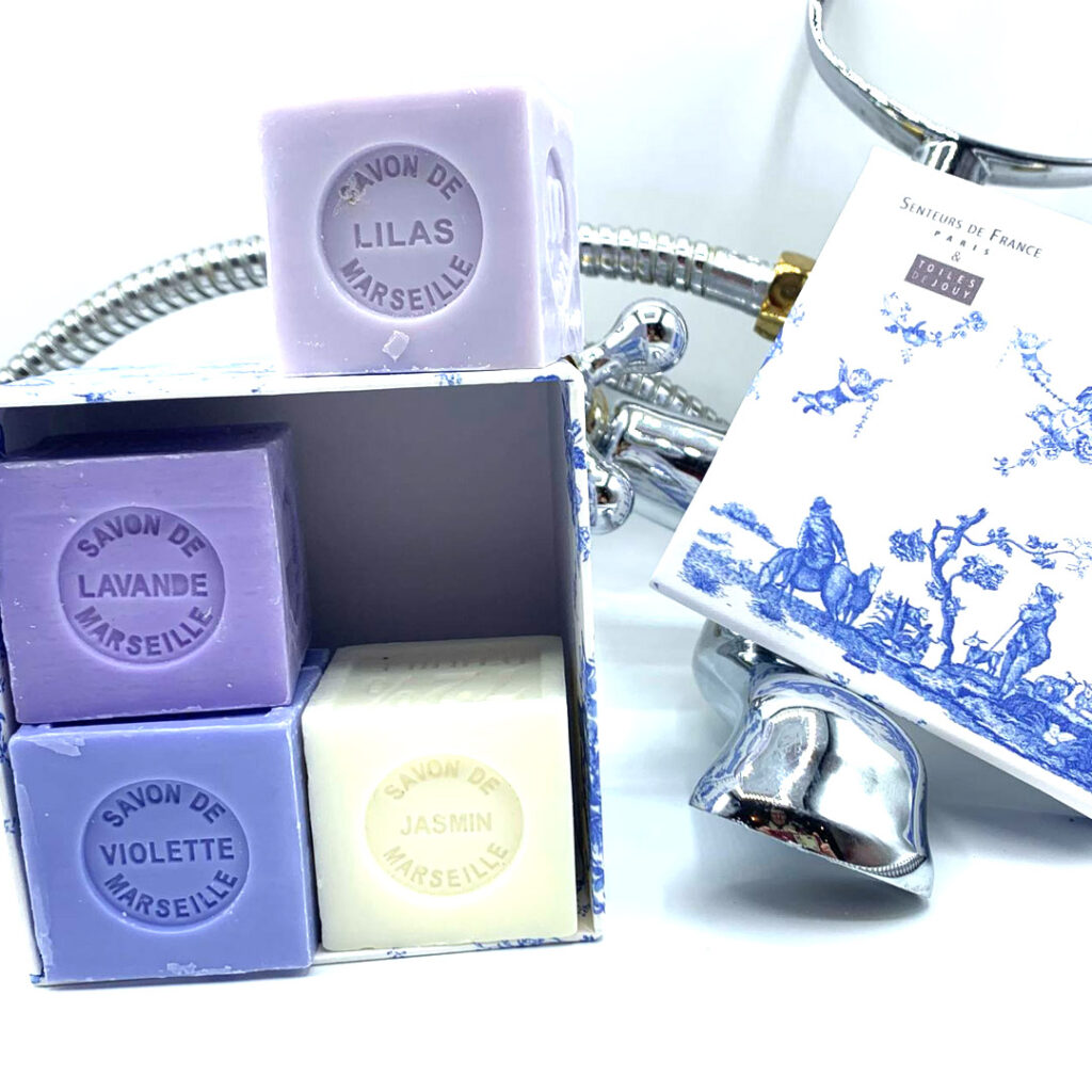 Coffret 4 savons lilas, lavande, violette jasmin Toiles de Jouy bleue